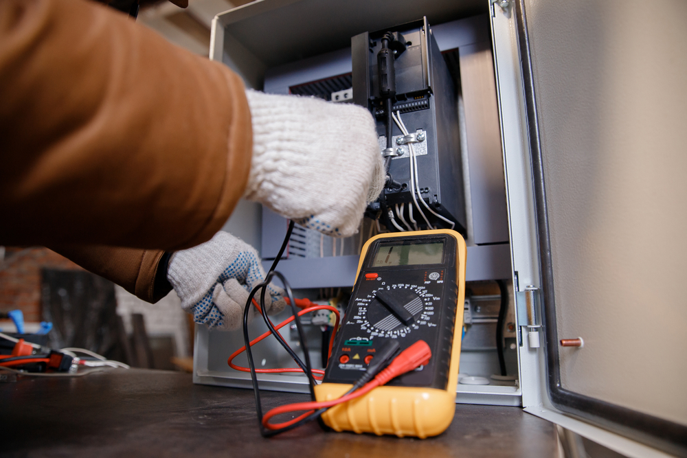 Checking,electrical,panel,and,power,cable,for,short,circuit.